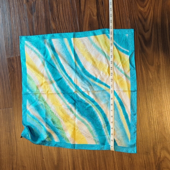 Harve Bernard bright, cheerful scarf - Picture 2 of 6